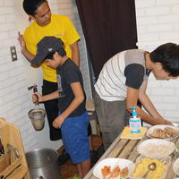 「子ども食堂」でラーメン作り