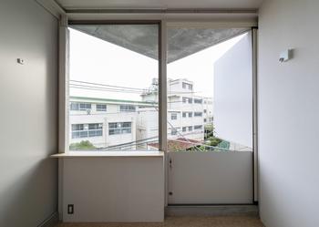 右側の開口部は上部だけではなく、下部も開けてドアのようにバルコニーに出られる
