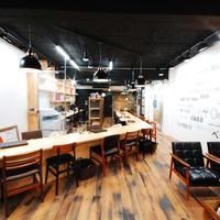店舗に地元アーティストの作品展示
