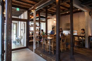 アパート時代の古い柱もそのままに活用した『HAGI CAFE』