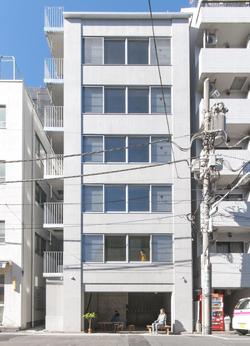 東側から見た外観。1階はテナントが入っている