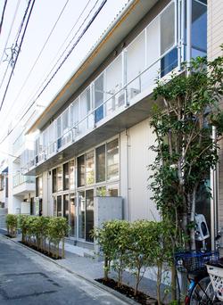 ガラスが印象的な外観