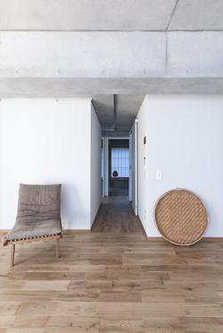 2LDKのLDKから寝室方向を見ると、西側の窓まで見渡せる