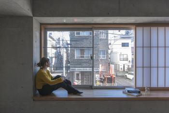 奥行きのある窓台のため、座って外の景色を眺めることもできる。左側窓ガラスには転落防止のバー