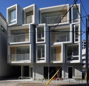 南東側の窓が斜めになっている特長的な外観が、夏や冬の快適さを生んでいる