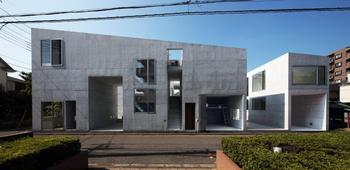 右側の1階部分と、左側のガラス扉の住戸横が、屋根付きガレージ。右から2番目のロフト付き住戸は、ワンルームに車が駐車できるプラン