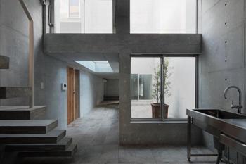 室内テラスのあるプラン。テラス奥が書斎にもなる空間