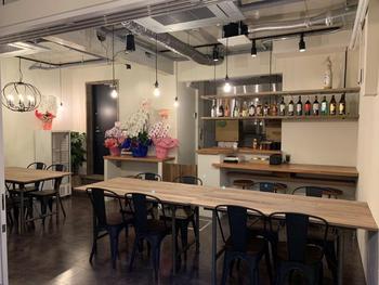 飲食店は民泊のエントランスと直接行き来できる