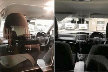 車内の前部と後部の境界線に設置されたパネルの写真