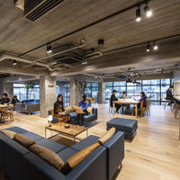 居住型教育施設で社会人と学生が交流