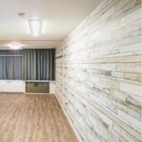 西海岸の風を感じる部屋、ブルー系の壁紙やタイルで爽やかさ演出
