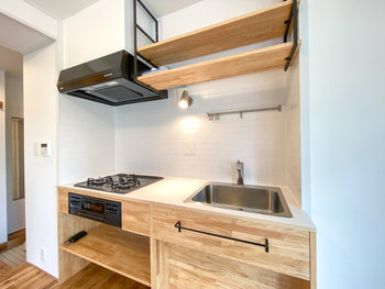 既製品を使わず、大工が制作したオリジナルのキッチンを設置