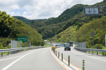 15年に全面開通した宇和島道路。