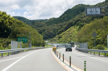 15年に全面開通した宇和島道路。