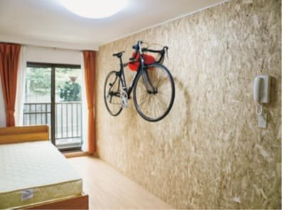 自転車がアートになるインテリア、室内に見せる自転車置き場をつくる