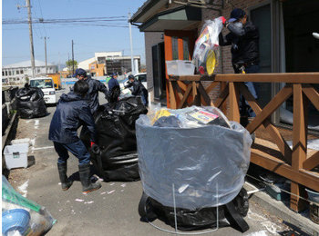 残置物を処理している写真