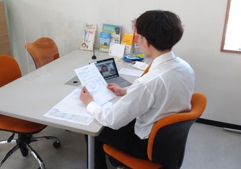 オンラインで重要事項を説明している写真