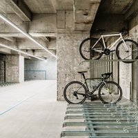 アート＆クラフト、居酒屋をスポーツバイク駐輪場に