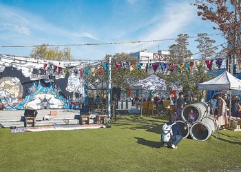 下北線路街　空き地」のイベントスペース