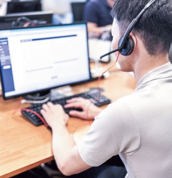 相談員が電話で対応している様子