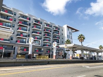 ロングビーチ市の市電駅とアパート風景画像