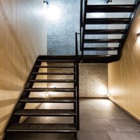 カツデン、共用部にも使えるスチール製の階段