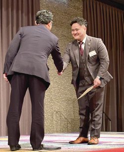 賃貸部門・個人の部で金賞を受賞したエポックハウスの阿多主任