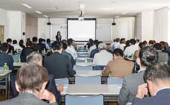 従業員を含め人が参加した