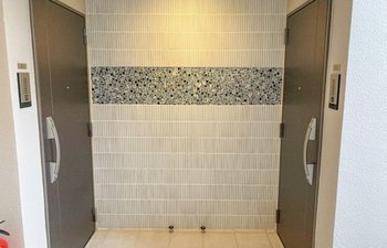 物件内の要所に同じデザインのモザイクタイルを設けた