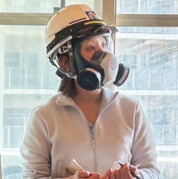 薬剤を吸うとむせてしまうため、ガスマスクを着用した末冨記者