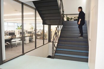 1階から5階まで続く階段