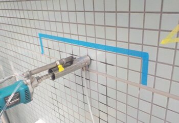 タイルの打診調査の様子