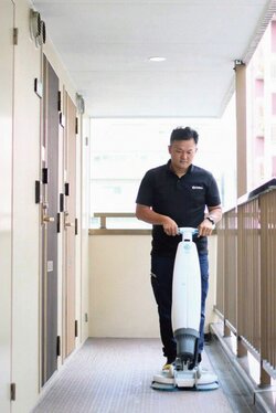 自動床洗浄機を使用して床清掃をする様子