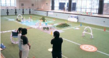 屋内プールはドローン飛行場として賃貸している