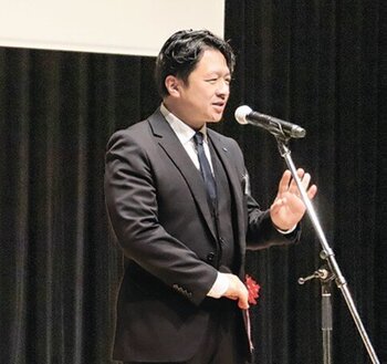 あいさつをする山﨑社長