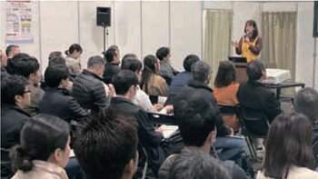 講演する神吉社長の写真