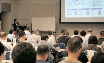 熱心にメモをとる様子