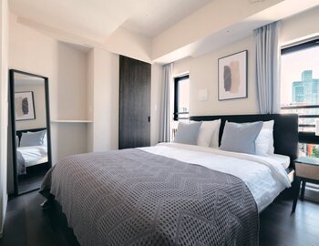 ベッドもクイーンサイズ以上が望ましいという