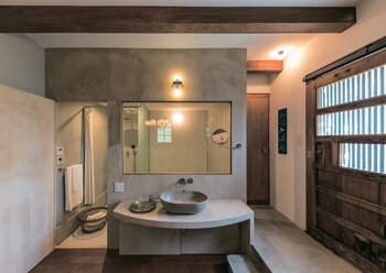 クローバー型のジャグジーが付いた浴室