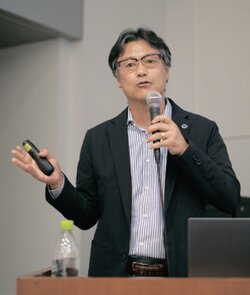 藤宮代表が講演している様子