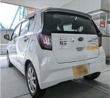 ステッカーが貼られた営業車