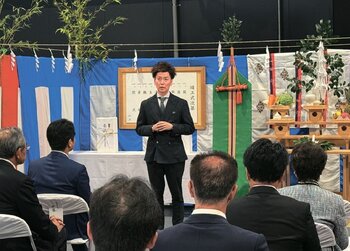 竣工式で挨拶をする水野秀則社長