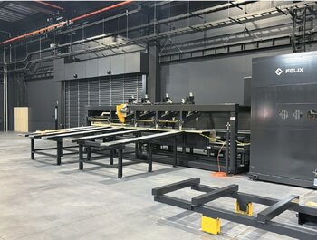 自動で材料を運び木材をプレカットに仕上げる機材