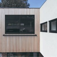 ミラタップ、外観と調和する布団干しバー