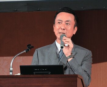 あいさつに登壇した弓場社長