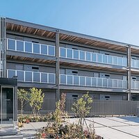 屋内外に木の温もり 独自のCLTパネル採用「CEDAR」