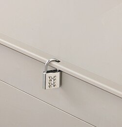 ふた部分には南京錠を取り付けることができる穴が設けられている