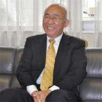 百足仲詞郎 社長